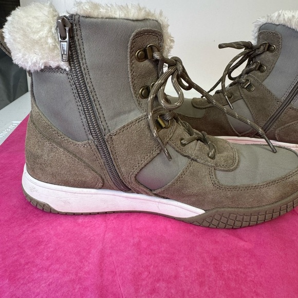 Brownish/greenish winter boots with blue accent and fur. Size 9 - Picture 7 of 8